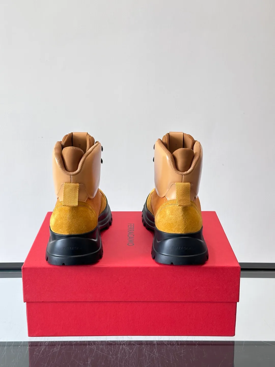 Men's shoes 💰960 Ferragamo's thick-soled lace-up short boots are made of suede + fabric splicing. They have a delicate texture and are breathable. The black rubber thick soles are wear-resistant and have strong traction. They can be worn every day outdoors! The shoelaces are super vibrant and the metal fastener details are perfect. The boot shaft is adjustable, comfortable and stable to wear. It goes well with workwear style or casual style in autumn and winter. It is warm and fashionable. It is suitable for outdoor activities or daily commuting! size: 39-44 (customized at 38.45.46)